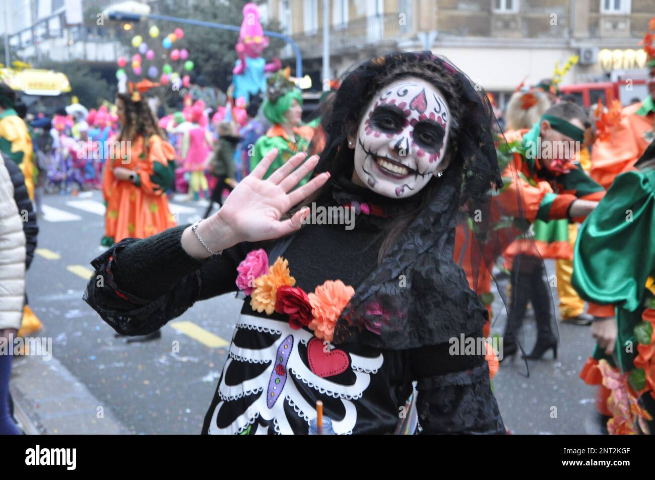 Rijeka, Croazia, 19th Febbraio, 2023.Three persone che indossano tradizionali maschere di zucchero cranio e costumi per la celebrazione di dia de los Muertos Foto Stock