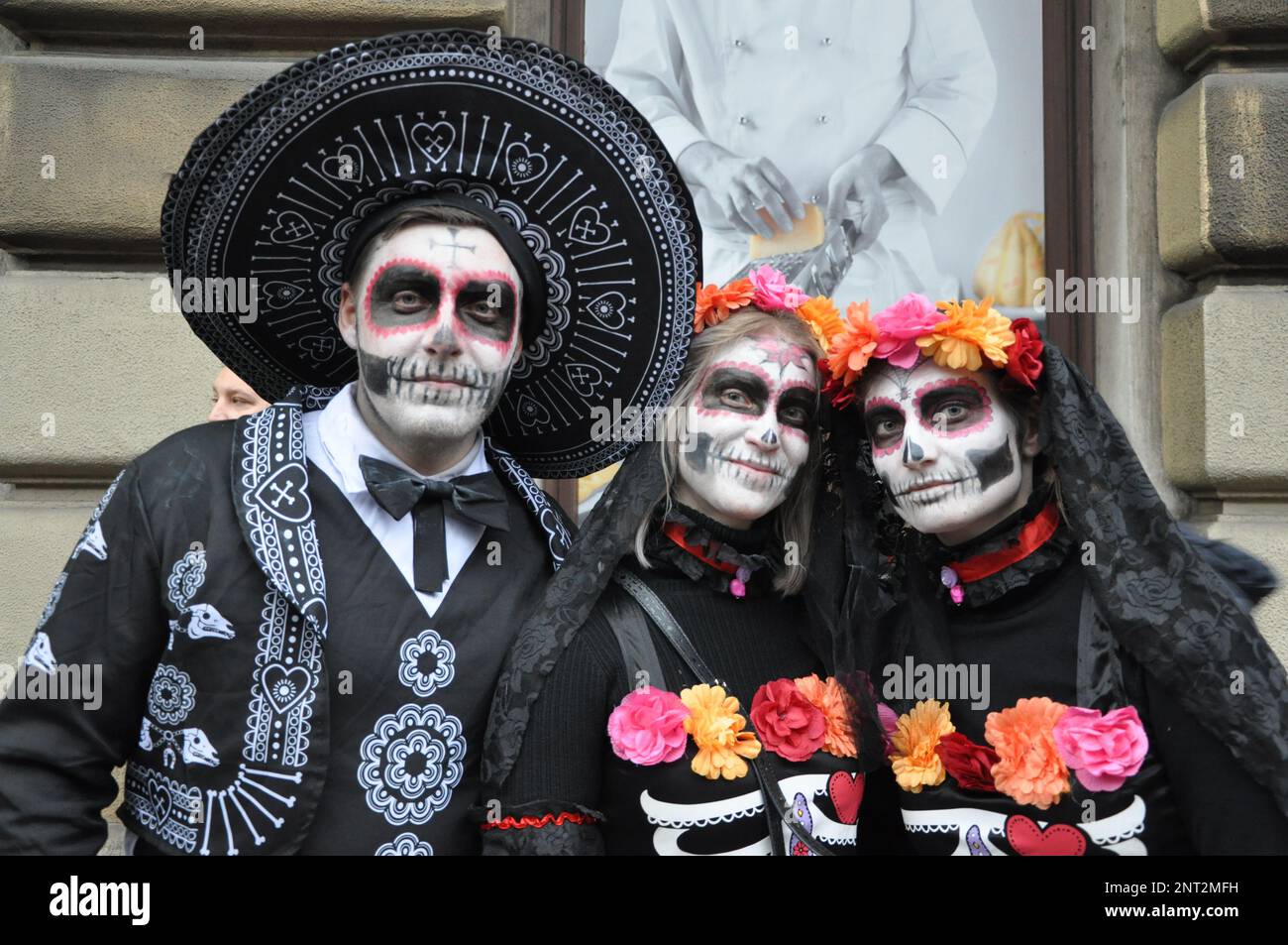 Rijeka, Croazia,19th Febbraio, 2023,Halloween compongono il cranio di zucchero modello . Concetto di Santa Muerte. Tre persone che indossano tradizionali maschere di zucchero cranio Foto Stock