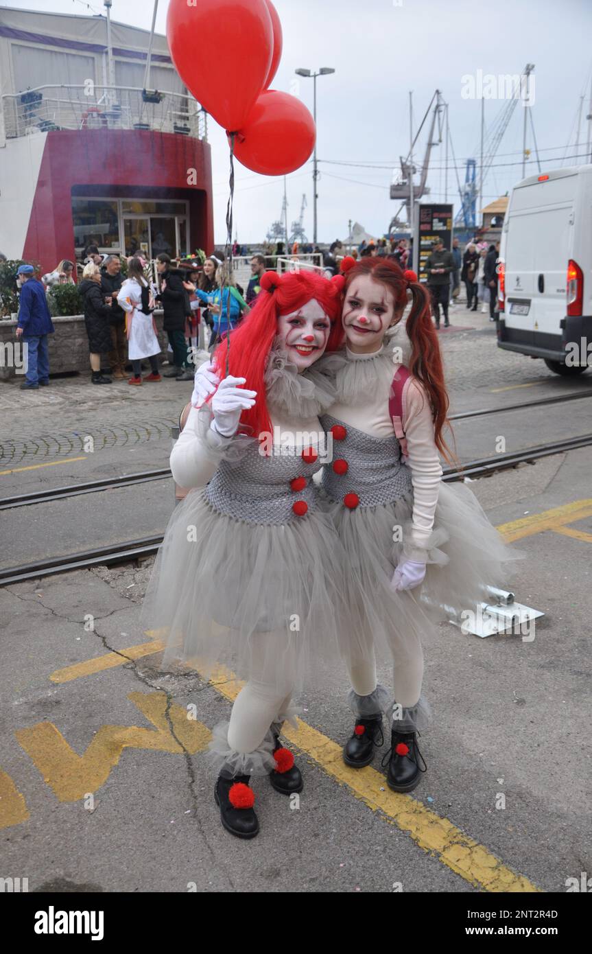 Rijeka, Croazia, 19th febbraio, 2023.Two belle ragazze posano il giorno di carnevale nella parata di carnevale. Donne mascherate partecipano alla parata di carnevale Foto Stock