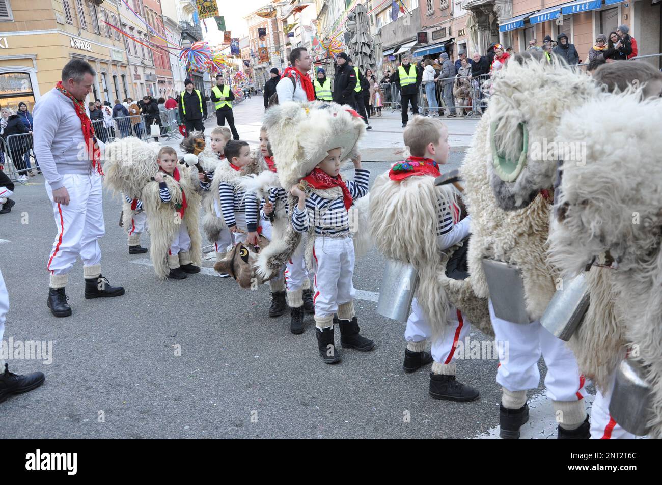 Rijeka, Croazia, 19th Febbraio, 2023.Ringer campane, tradizionale gruppo mascherato di bambini e adulti coperti da pelli di pecora e maschere animali, campane ad anello Foto Stock