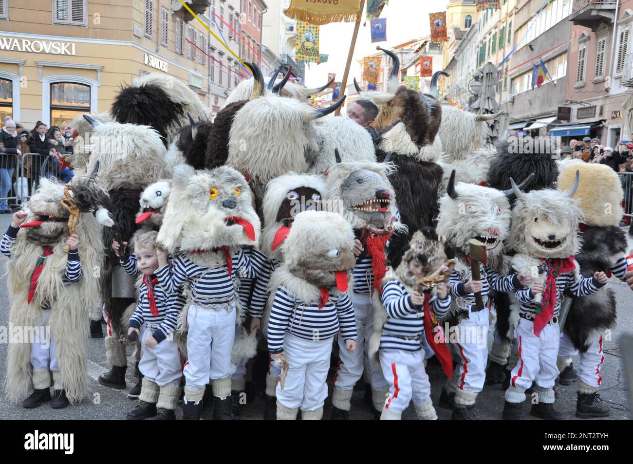 Rijeka, Croazia, 19th Febbraio, 2023.Ringer campane, tradizionale gruppo mascherato di bambini e adulti coperti da pelli di pecora e maschere animali, campane ad anello Foto Stock