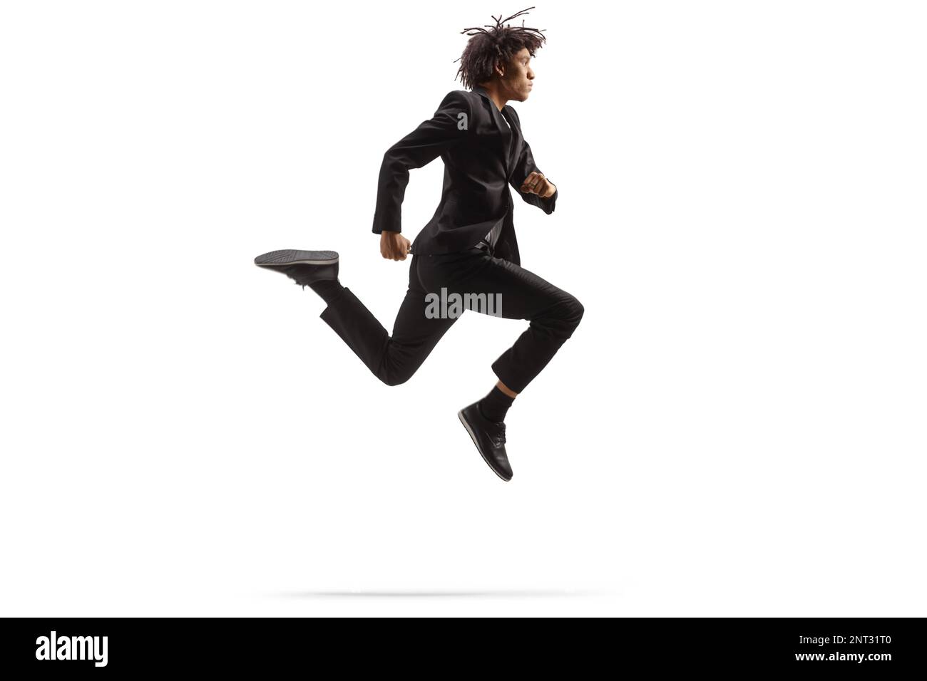 Profilo a tutta lunghezza girato di un afro-americano in tuta nera che salta isolato su sfondo bianco Foto Stock Profilo a tutta lunghezza girato di un afro-americano in tuta nera che salta isolato su sfondo bianco Foto Stock