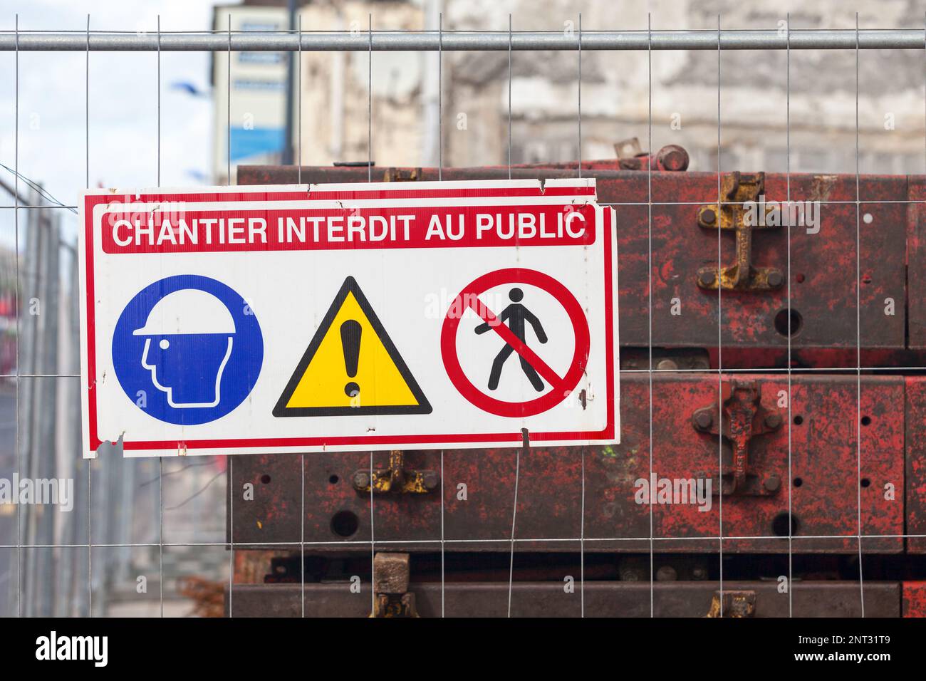 Targhetta che riporta in francese "Chantier interdit au public", che significa in inglese "cantiere vietato al pubblico". Foto Stock