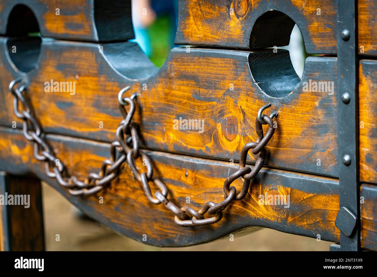 Pillory. Punizione medievale dispositivo con catene Foto Stock