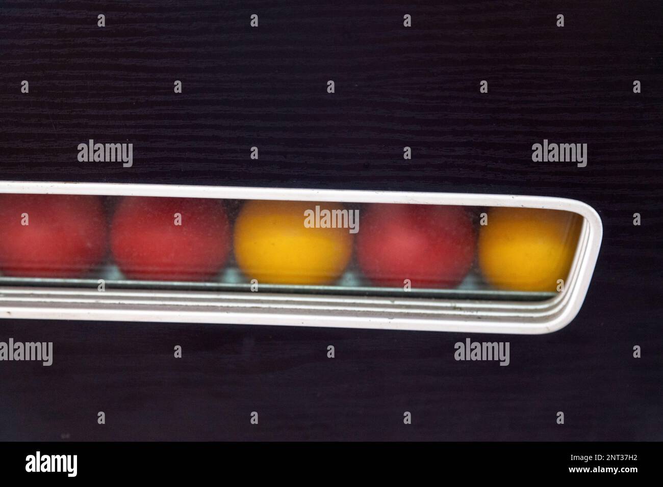 Fila di palline rosse e gialle da un gioco di Blackball. Foto Stock