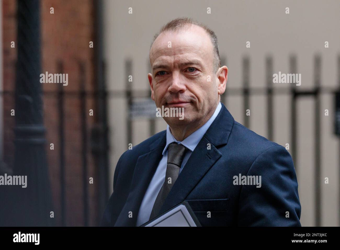 Downing Street, Londra, Regno Unito. 27th febbraio 2023. Chris Heaton-Harris MP, Segretario di Stato per l'Irlanda del Nord, partecipa alla riunione del Gabinetto di emergenza al 10 di Downing Street il giorno in cui il primo Ministro Rishi Sunak e il presidente dell'Unione europea Ursula von der Leyen finalizzano il protocollo per l'Irlanda del Nord a Windsor. Foto di Amanda Rose/Alamy Live News Foto Stock