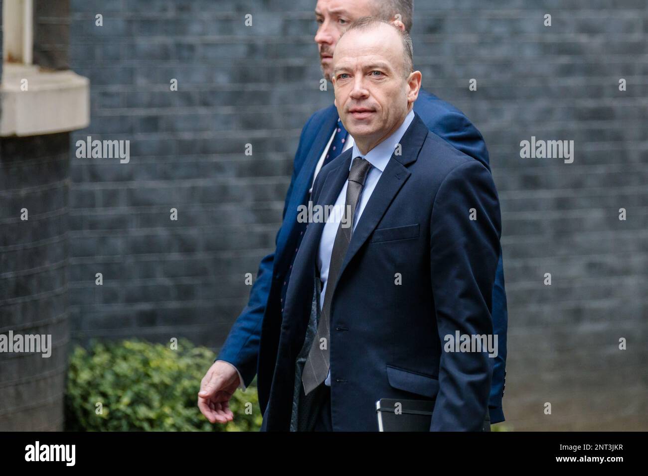 Downing Street, Londra, Regno Unito. 27th febbraio 2023. Chris Heaton-Harris MP, Segretario di Stato per l'Irlanda del Nord, partecipa alla riunione del Gabinetto di emergenza al 10 di Downing Street il giorno in cui il primo Ministro Rishi Sunak e il presidente dell'Unione europea Ursula von der Leyen finalizzano il protocollo per l'Irlanda del Nord a Windsor. Foto di Amanda Rose/Alamy Live News Foto Stock