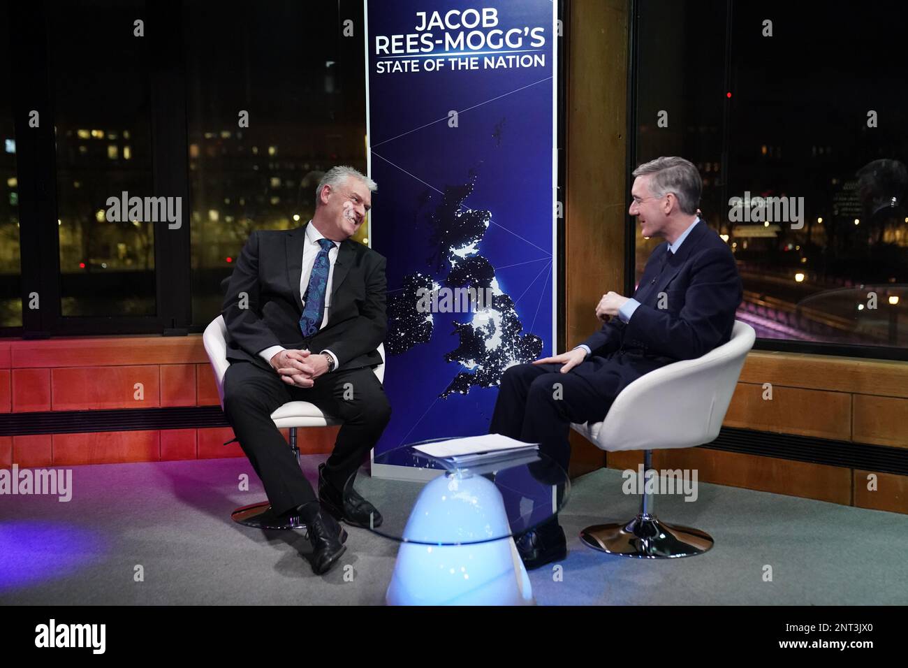 Vice presidente del Partito conservatore Lee Anderson (a sinistra) parlando con Jacob Rees-Mogg nello studio di GB News durante il suo nuovo show Jacob Rees-Mogg's state of the Nation. Data immagine: Lunedì 27 febbraio 2023. Foto Stock