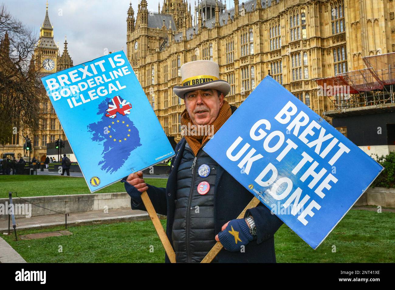 Londra, Regno Unito. 27th Feb, 2023. I manifestanti pro-UE anti della Brexit di Sodem (Stand of Definance European Movement) intorno a Westminster, "Stop-Brexit Man" Steve Bray protesta al di fuori del Parlamento su College Green, il giorno in cui il presidente della Commissione europea Ursula von der Leyen si reca nel Regno Unito per firmare un accordo con PM Rishi Sunak sugli accordi commerciali post-Brexit in Irlanda del Nord. Credit: Imageplotter/Alamy Live News Foto Stock