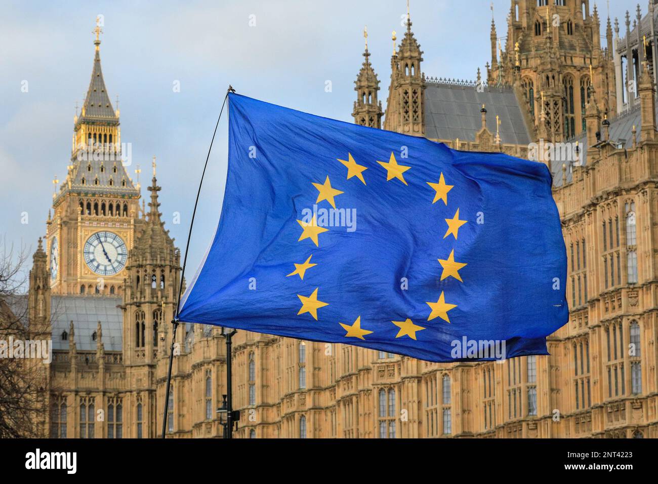 Londra, Regno Unito. 27th Feb, 2023. La bandiera dell'Unione europea al di fuori del Parlamento. I manifestanti pro-UE anti della Brexit di Sodem (Stand of Definance European Movement) intorno a Westminster, "Stop-Brexit Man" Steve Bray protesta al di fuori del Parlamento su College Green, il giorno in cui il presidente della Commissione europea Ursula von der Leyen si reca nel Regno Unito per firmare un accordo con PM Rishi Sunak sugli accordi commerciali post-Brexit in Irlanda del Nord. Credit: Imageplotter/Alamy Live News Foto Stock