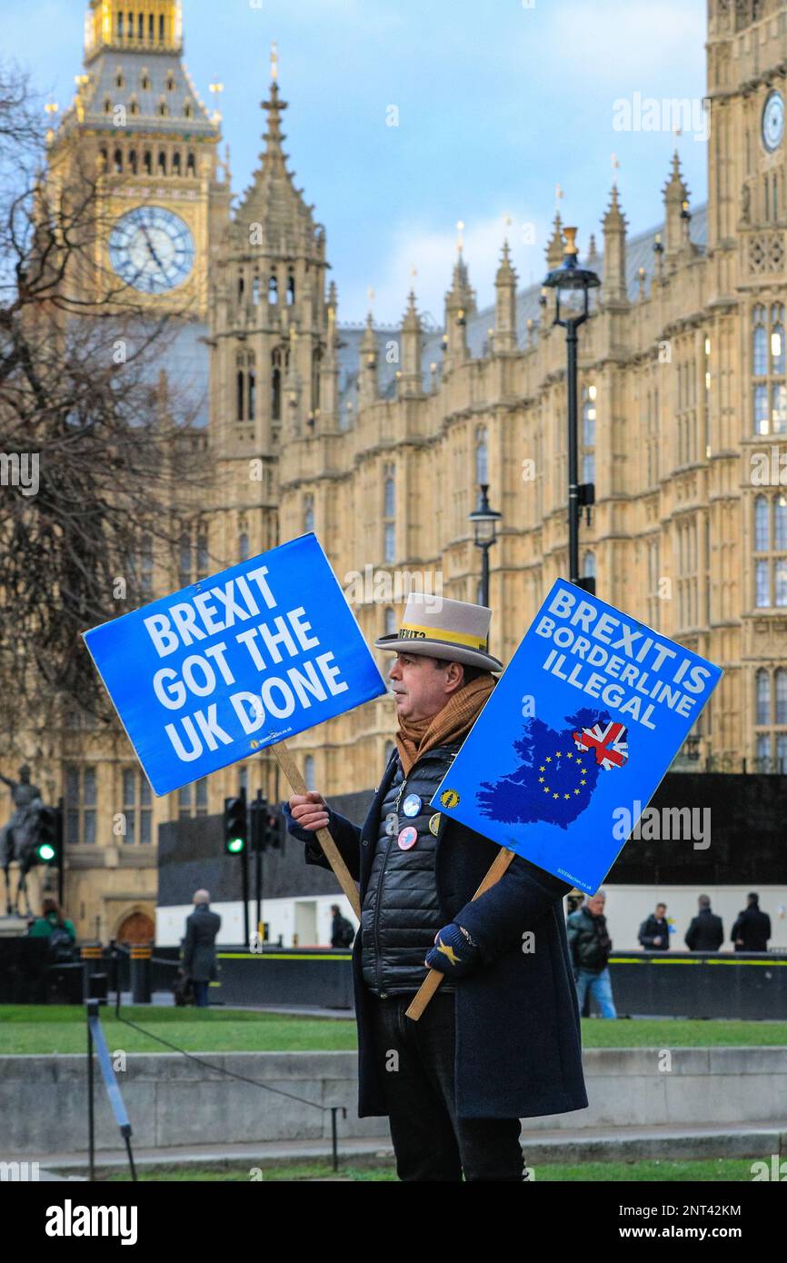 Londra, Regno Unito. 27th Feb, 2023. I manifestanti pro-UE anti della Brexit di Sodem (Stand of Definance European Movement) intorno a Westminster, "Stop-Brexit Man" Steve Bray protesta al di fuori del Parlamento su College Green, il giorno in cui il presidente della Commissione europea Ursula von der Leyen si reca nel Regno Unito per firmare un accordo con PM Rishi Sunak sugli accordi commerciali post-Brexit in Irlanda del Nord. Credit: Imageplotter/Alamy Live News Foto Stock