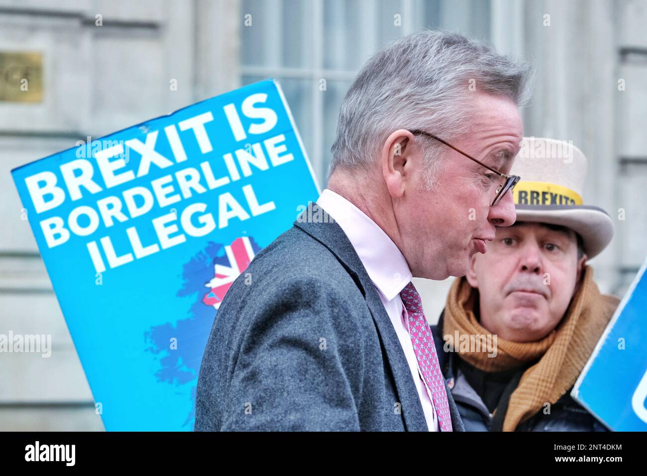 Londra, Regno Unito. 27th febbraio, 2023. Segretario per il livellamento, gli alloggi e le comunità e Ministro per le relazioni intergovernative, Michael Gove lascia il Gabinetto dopo una riunione per discutere l'accordo tra il Regno Unito e l'UE sul protocollo dell'Irlanda del Nord. Credit: Undicesima ora di Fotografia/Alamy Live News Foto Stock