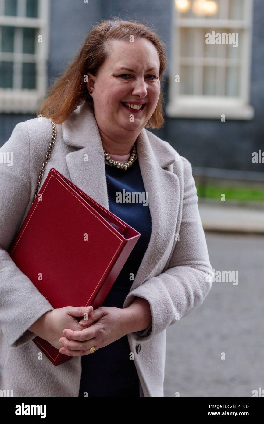 Downing Street, Londra, Regno Unito. 27th febbraio 2023. Victoria Prentis MP, Procuratore Generale, partecipa alla riunione del Gabinetto di emergenza al 10 di Downing Street il giorno in cui il primo Ministro Rishi Sunak e il presidente dell'Unione europea Ursula von der Leyen finalizzano il protocollo dell'Irlanda del Nord a Windsor. Foto di Amanda Rose/Alamy Live News Foto Stock