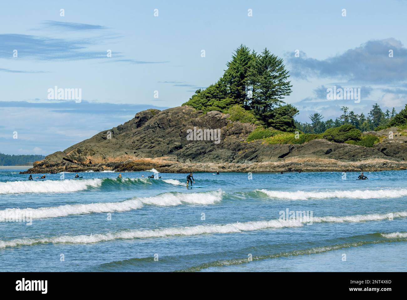 I surfisti imparano e perfezionano le loro abilità - Tofino, Isola di Vancouver, BC, Canada Foto Stock