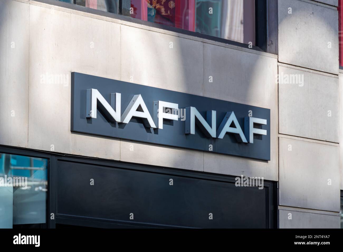 Segno commerciale di un negozio NaF NaF, un'azienda francese di moda femminile, Parigi, Francia Foto Stock