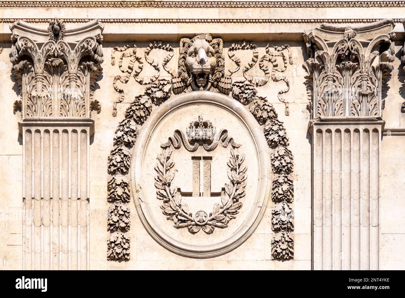 Monogramma reale di Luigi XVIII, re di Francia, composto da due lettere L rivolte l'una verso l'altra, intagliate sulla facciata esterna del Louvre Foto Stock