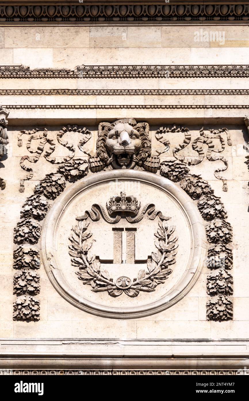 Monogramma reale di Luigi XVIII, re di Francia, composto da due lettere L rivolte l'una verso l'altra, intagliate sulla facciata esterna del Louvre Foto Stock