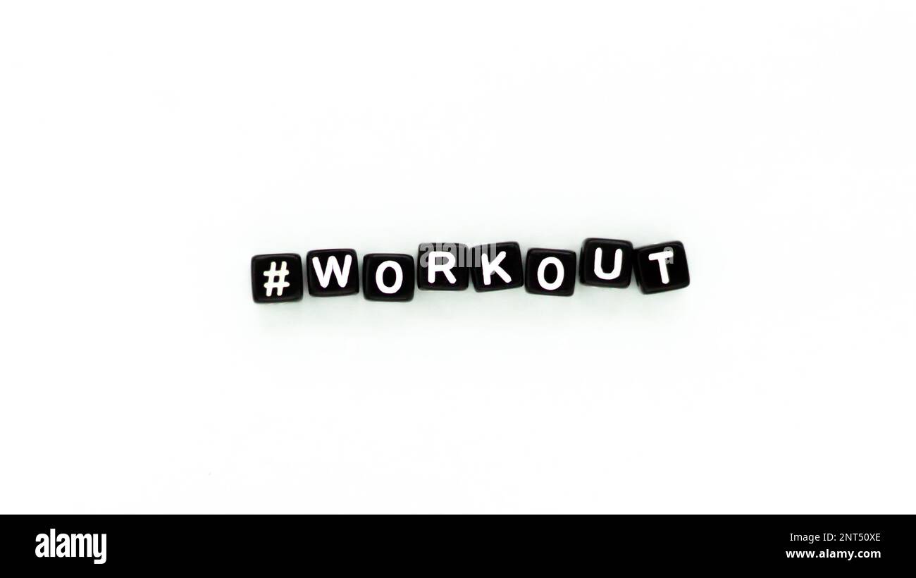 Parola elaborare hashtag in nero lettera blocco perline su sfondo bianco. Motivazione ispirare fitness Foto Stock