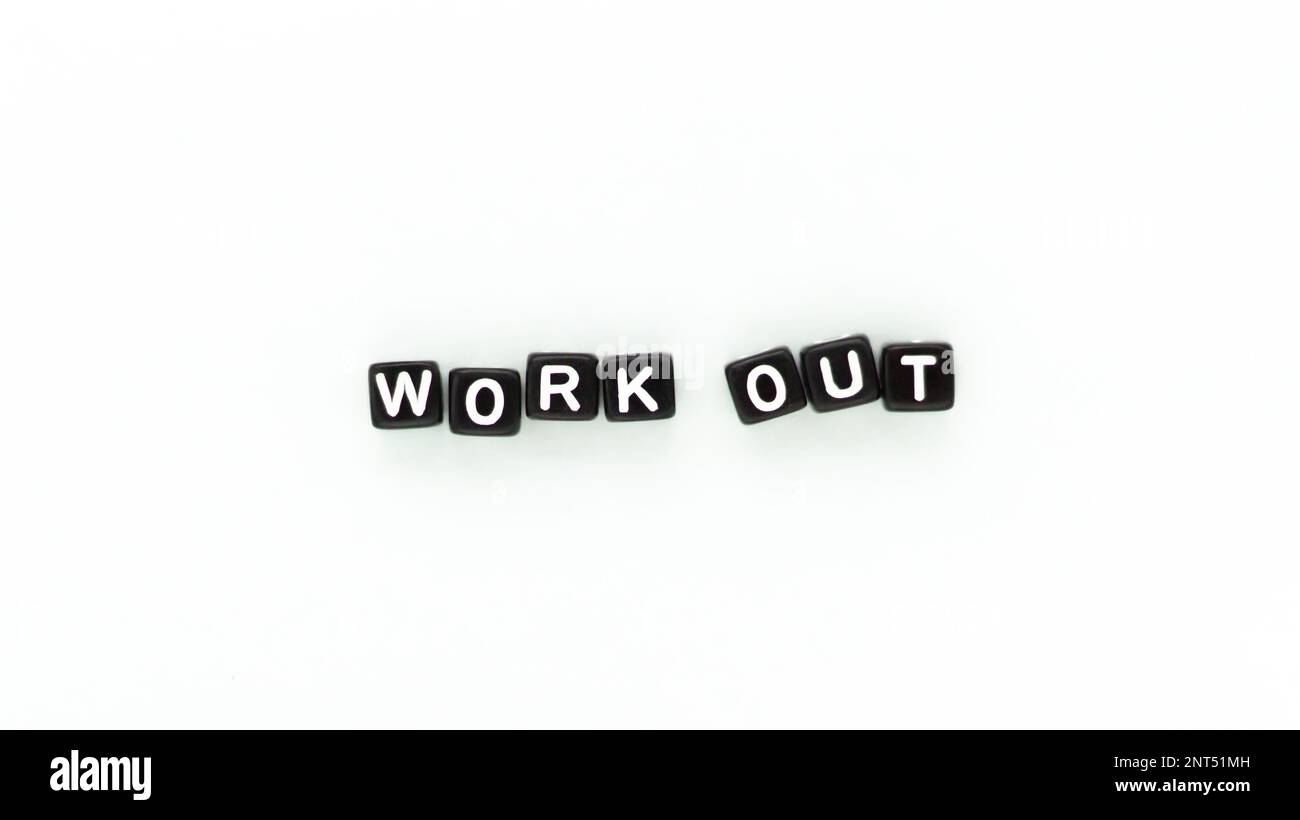Lavoro di parola fuori in perline nere del blocco della lettera su fondo bianco. Motivazione ispirare fitness Foto Stock