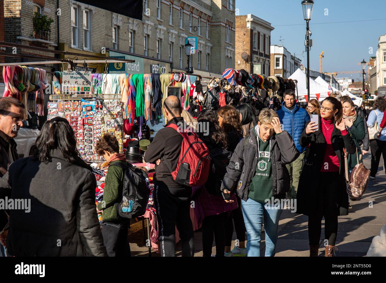 Portobello Road affollata con venditori ambulanti, bancarelle e turisti nel quartiere di Notting Hill di Londra, Inghilterra Foto Stock