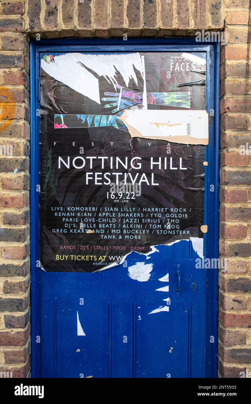 Poster del Torn Notting Hill Festival 2022 su una porta blu nel quartiere di Notting Hill a Londra, Inghilterra Foto Stock