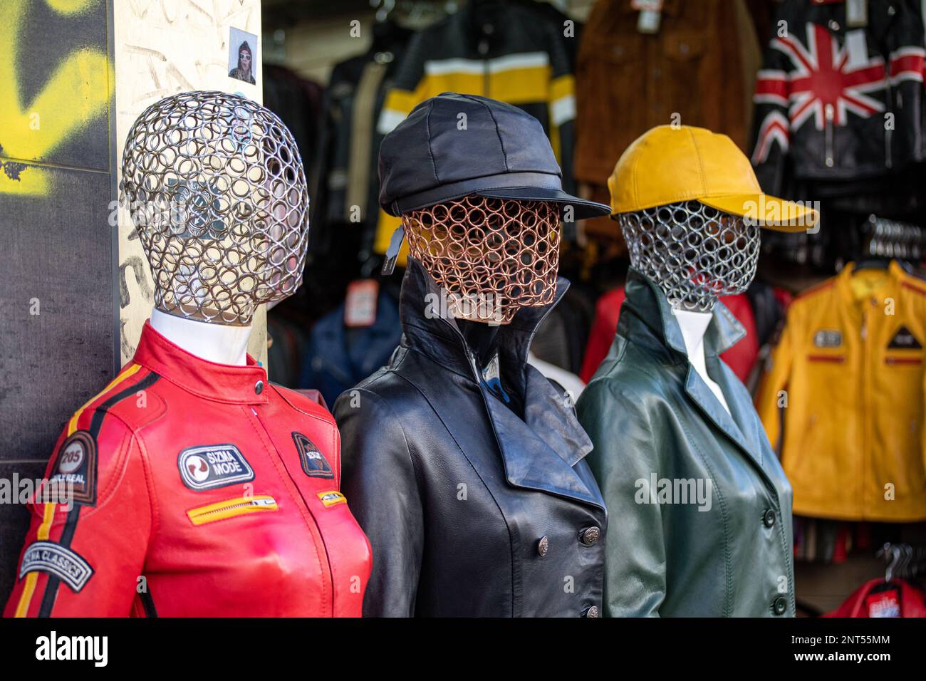 Manichini che indossano giacche e cappellini in pelle davanti al negozio di abbigliamento in pelle su Portobello Road di Notting Hill, Londra, Inghilterra Foto Stock
