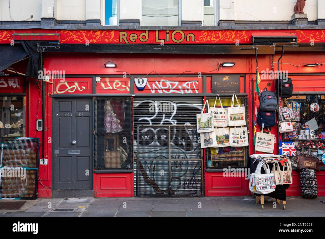 Chiuso il Red Lion Arcade Market al 169 di Portobello Road nel quartiere di Notting Hill di Londra, Inghilterra Foto Stock