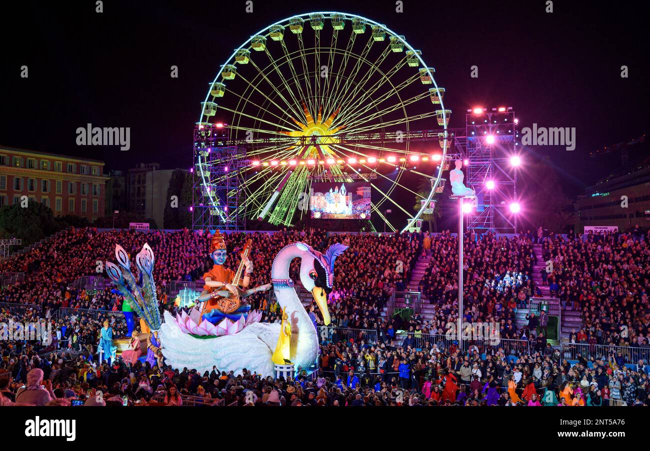 Galleggia di notte (il Drago di Naga) alla 150th sfilata annuale di luci di Carnevale a Nizza, Place Masséna, sulla Costa Azzurra. Foto Stock