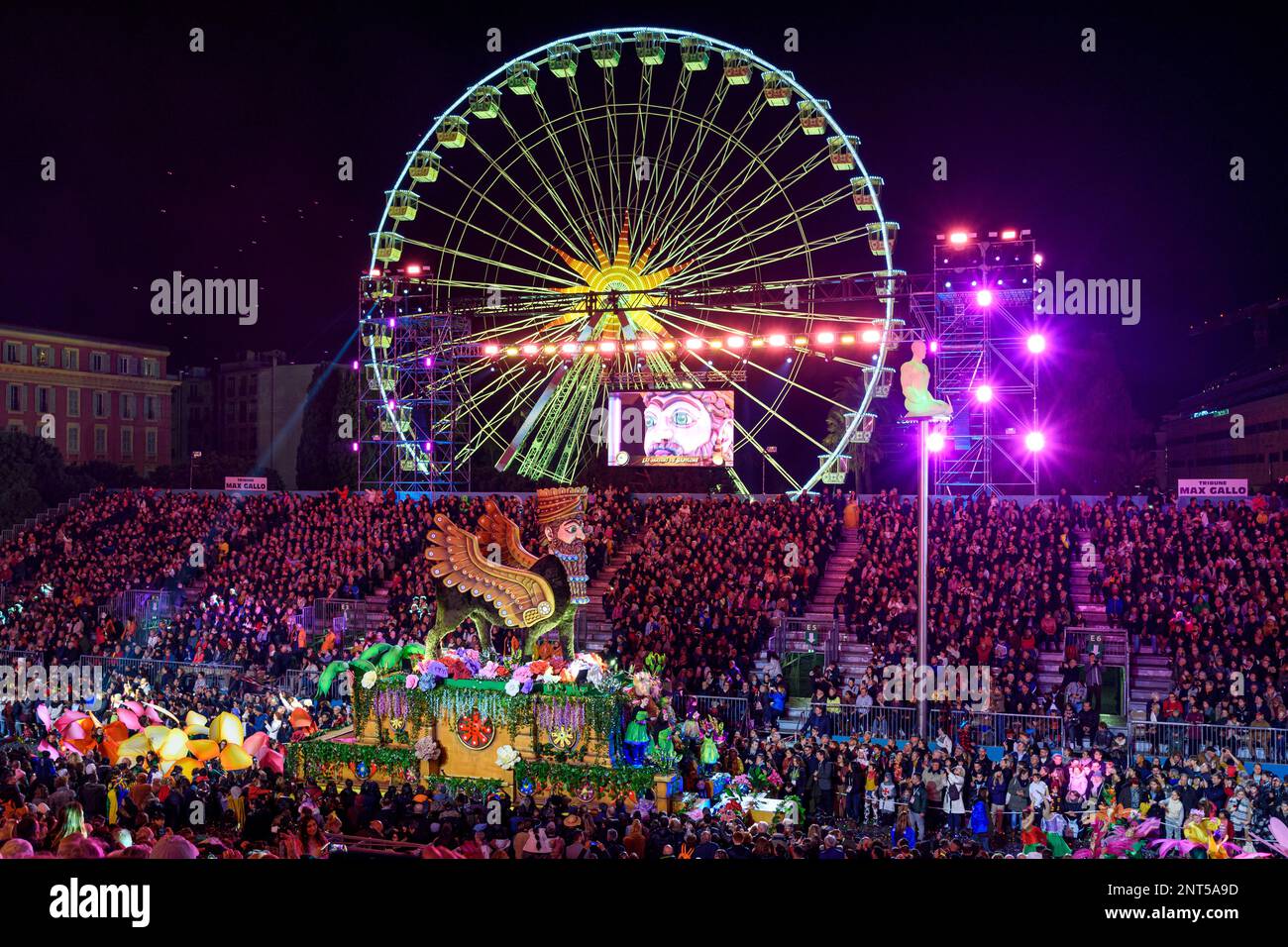 Galleggia di notte (il Drago di Naga) alla 150th sfilata annuale di luci di Carnevale a Nizza, Place Masséna, sulla Costa Azzurra. Foto Stock