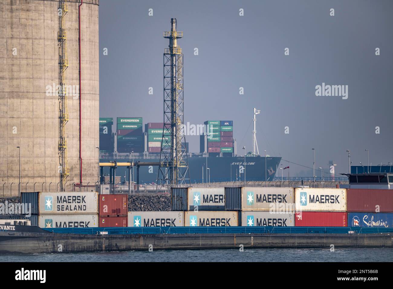 Cisterne terminali per l'importazione di gas naturale liquido nel porto marittimo di Rotterdam, Maasvlakte, container freighter, nave da carico interna, Rotterdam Netherland Foto Stock