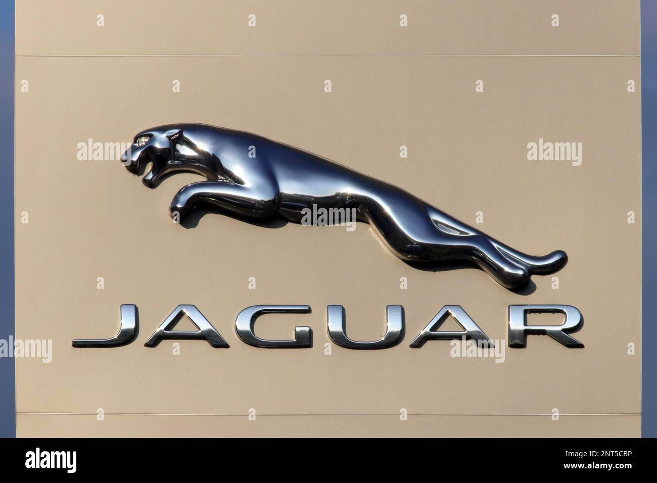 Italia, anno 2023, segno del marchio Jaguar presso un concessionario di automobili Foto Stock