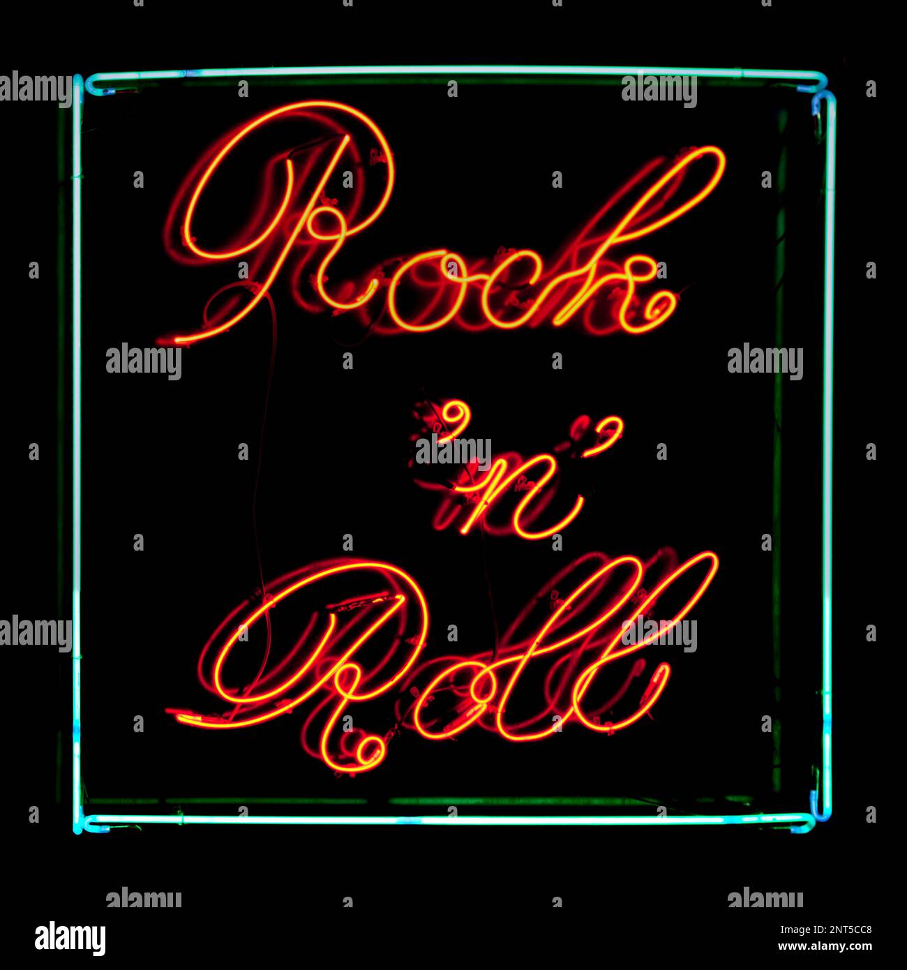 Primo piano su una luce al neon a forma di quadrato con scritta "Rock n Roll". Foto Stock