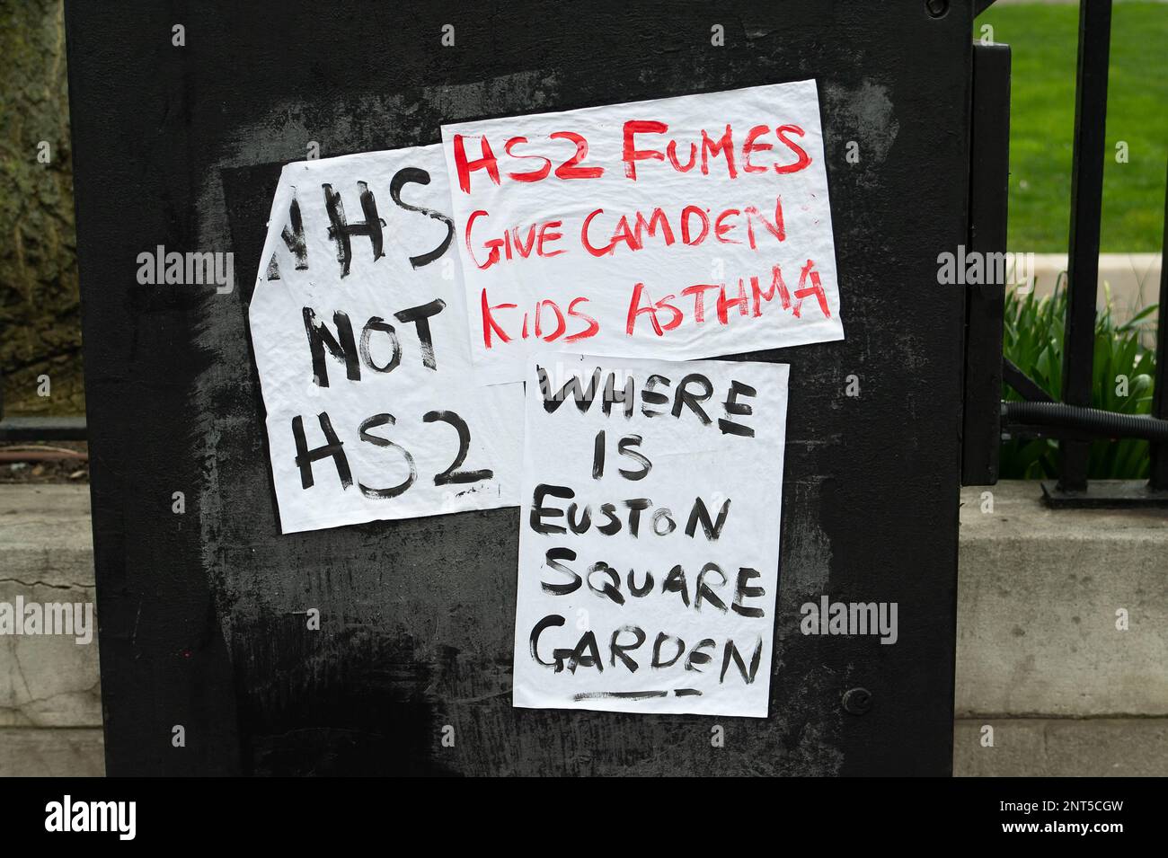 Euston, Londra, Regno Unito. 27th febbraio, 2023. Anti HS2 volantini in Euston. HS2 Ltd stanno facendo grandi quantità di costruzione per il nuovo capolinea della stazione ferroviaria di Londra Euston 2 High Speed Rail e lo svincolo della metropolitana di Londra. La settimana scorsa HS2 ha avviato deviazioni di utility nella Euston Road, che sta rallentando il traffico. I residenti che vivono nella zona di Euston devono sopportare HS2 ore di rumore, polvere e disagi che un residente ha descritto oggi come 'inferno sulla terra senza fine in vista'. Credit: Maureen McLean/Alamy Live News Foto Stock