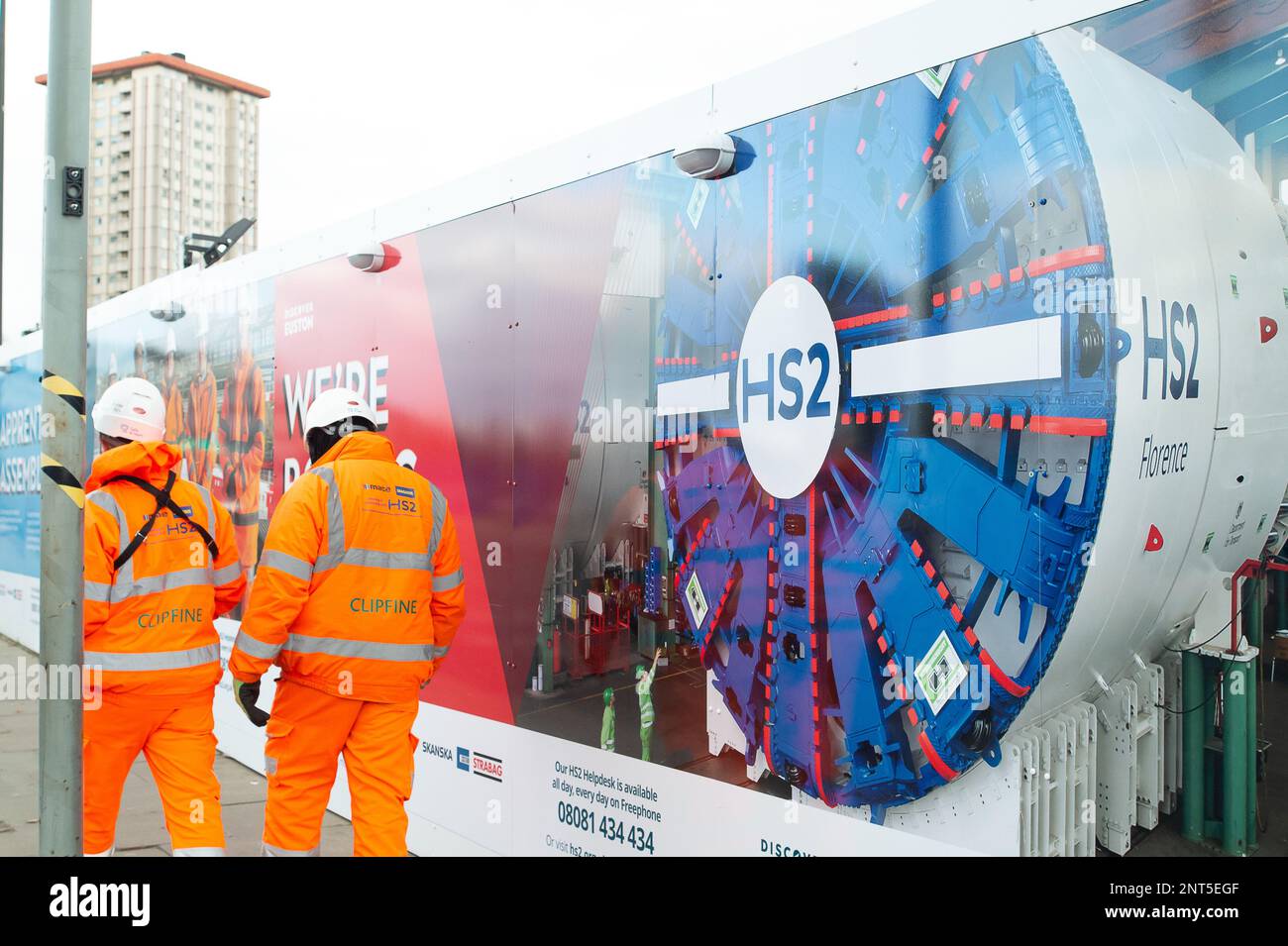 Euston, Londra, Regno Unito. 27th febbraio, 2023. HS2 Ltd stanno facendo grandi quantità di costruzione per il nuovo capolinea della stazione ferroviaria di Londra Euston 2 High Speed Rail e lo svincolo della metropolitana di Londra. La settimana scorsa HS2 ha avviato deviazioni di utility nella Euston Road, che sta rallentando il traffico. I residenti che vivono nella zona di Euston devono sopportare HS2 ore di rumore, polvere e disagi che un residente ha descritto oggi come 'inferno sulla terra senza fine in vista'. Credit: Maureen McLean/Alamy Live News Foto Stock