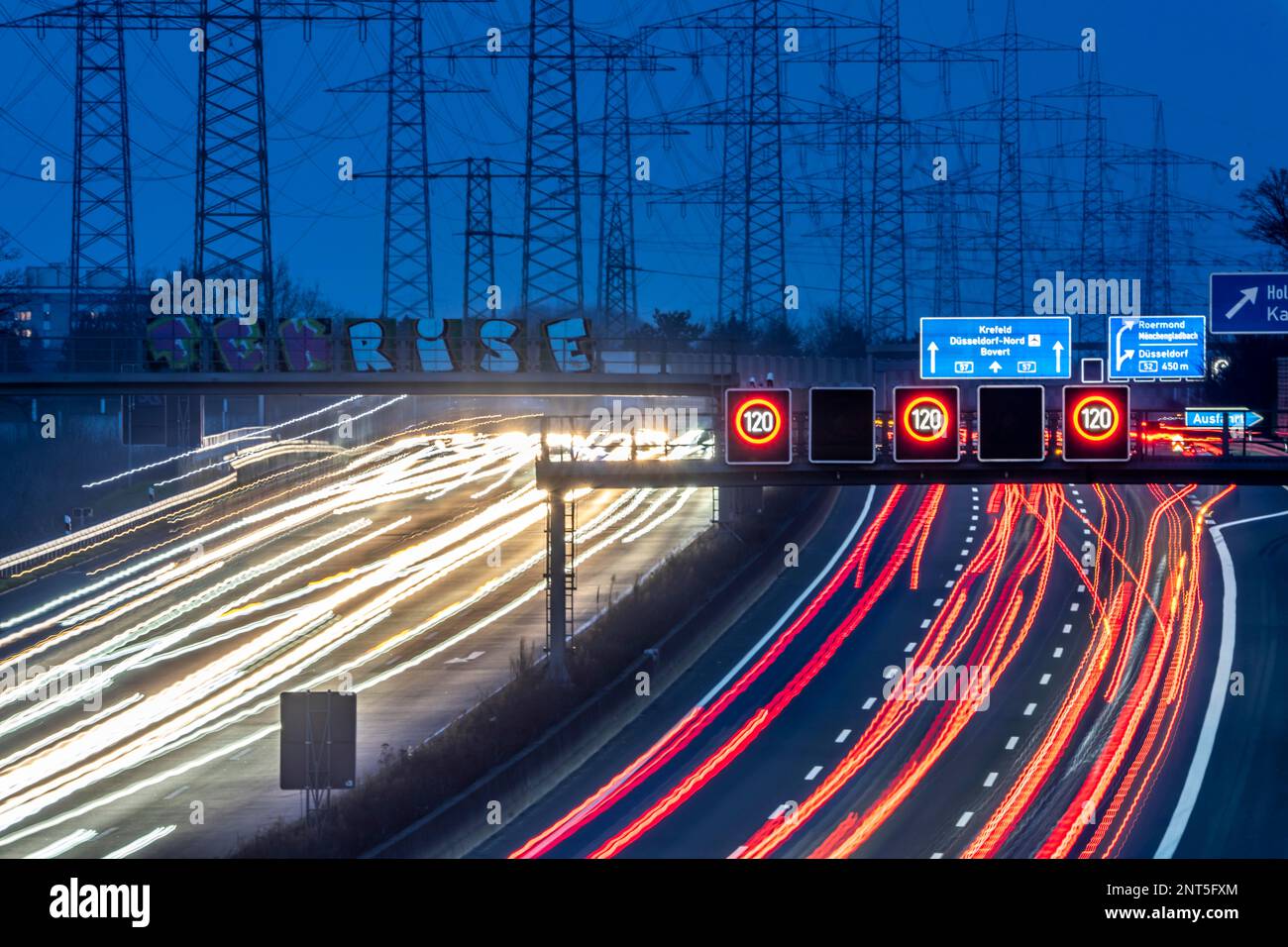 Autostrada A57 nei pressi di Kaarst, nel quartiere Reno di Neuss, vista in direzione dello svincolo autostradale di Kaarst, forte traffico fuori picco, linea aerea Foto Stock