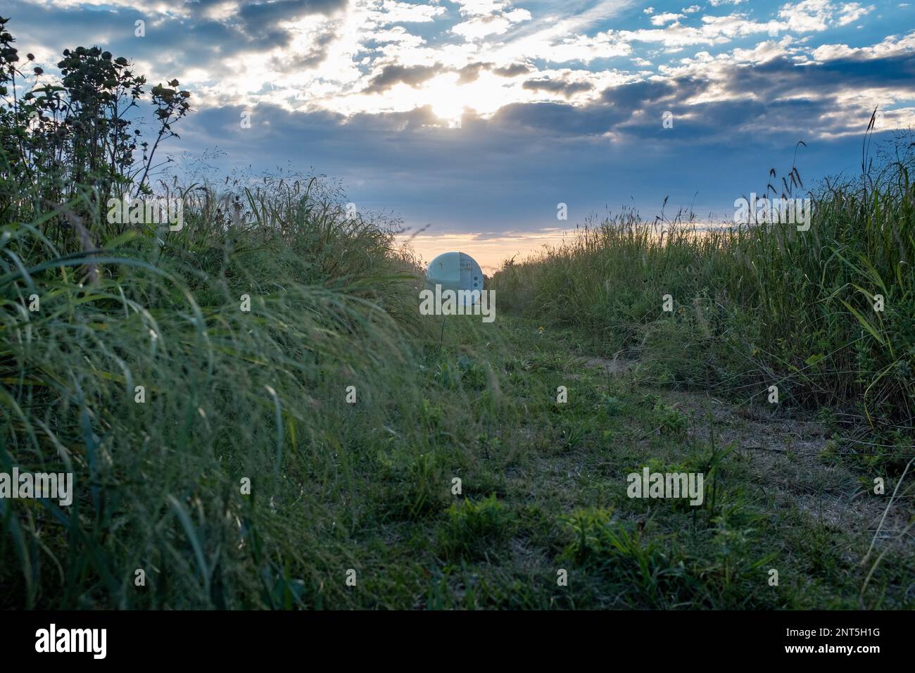 Una sfera contenente il biogas cattura pozzi nel Frederic Back Park, a Montreal, preso in una giornata di sole estate senza persone Foto Stock