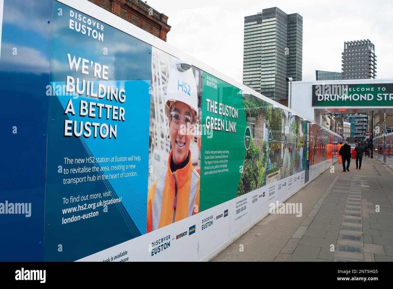 Euston, Londra, Regno Unito. 27th febbraio, 2023. HS2 Ltd stanno facendo grandi quantità di costruzione per il nuovo capolinea della stazione ferroviaria di Londra Euston 2 High Speed Rail e lo svincolo della metropolitana di Londra. La settimana scorsa HS2 ha avviato deviazioni di utility nella Euston Road, che sta rallentando il traffico. I residenti che vivono nella zona di Euston devono sopportare HS2 ore di rumore, polvere e disagi che un residente ha descritto oggi come 'inferno sulla terra senza fine in vista'. Credit: Maureen McLean/Alamy Live News Foto Stock