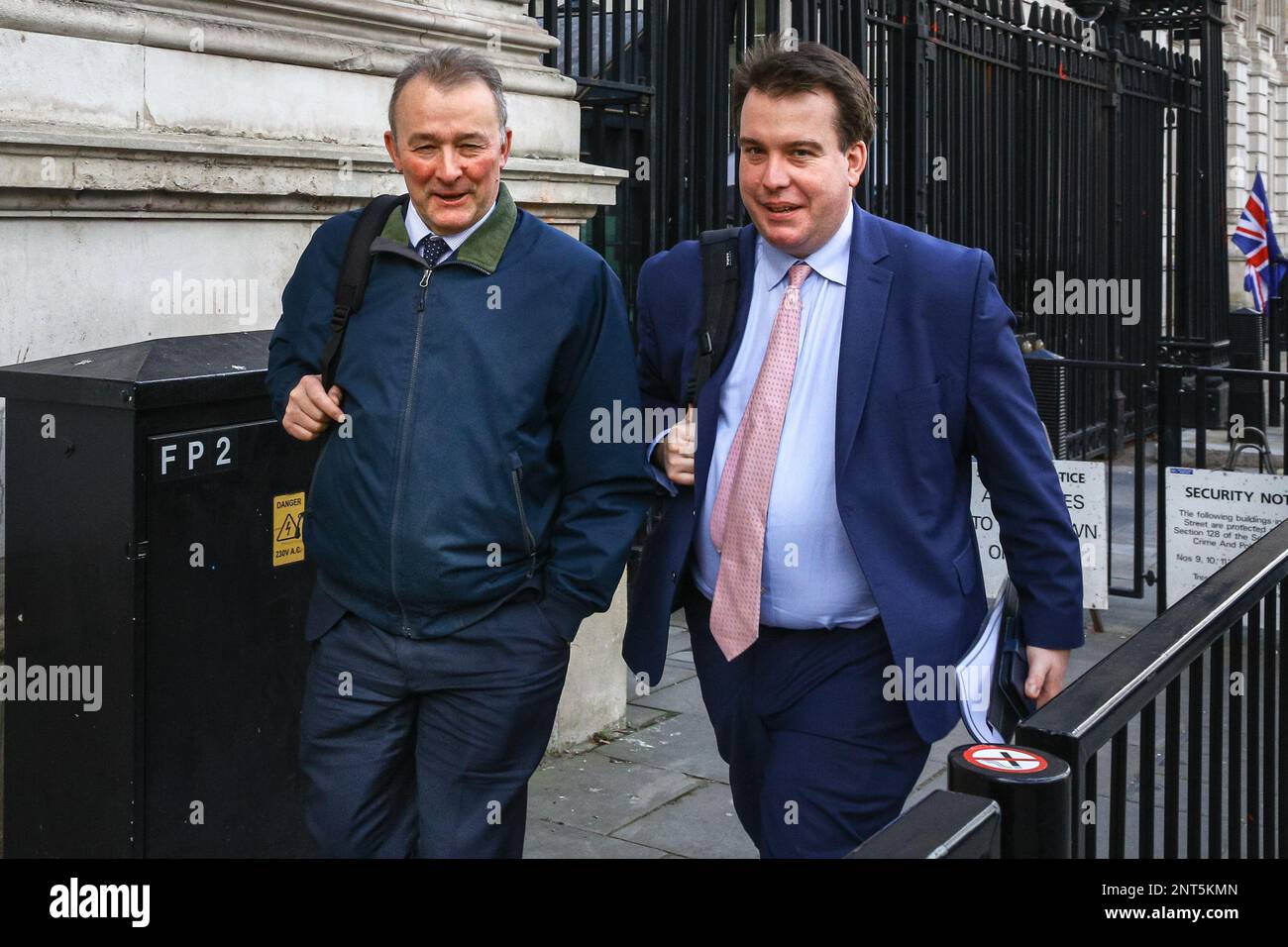 Londra, Regno Unito. 27th Feb, 2023. Simon Hart, MP, Segretario parlamentare al Tesoro (Capo Whip), e James Heappey, MP, Ministro di Stato del Ministero della Difesa, uscendo da Downing Street dopo la riunione del gabinetto. I ministri e i parlamentari sono in procinto di essere presenti a Westminster dopo una precedente riunione del gabinetto e prima di PM Rishi Sunak che presenta al Parlamento europeo l’accordo sugli accordi commerciali post-Brexit in Irlanda del Nord Credit: Imageplotter/Alamy Live News Foto Stock