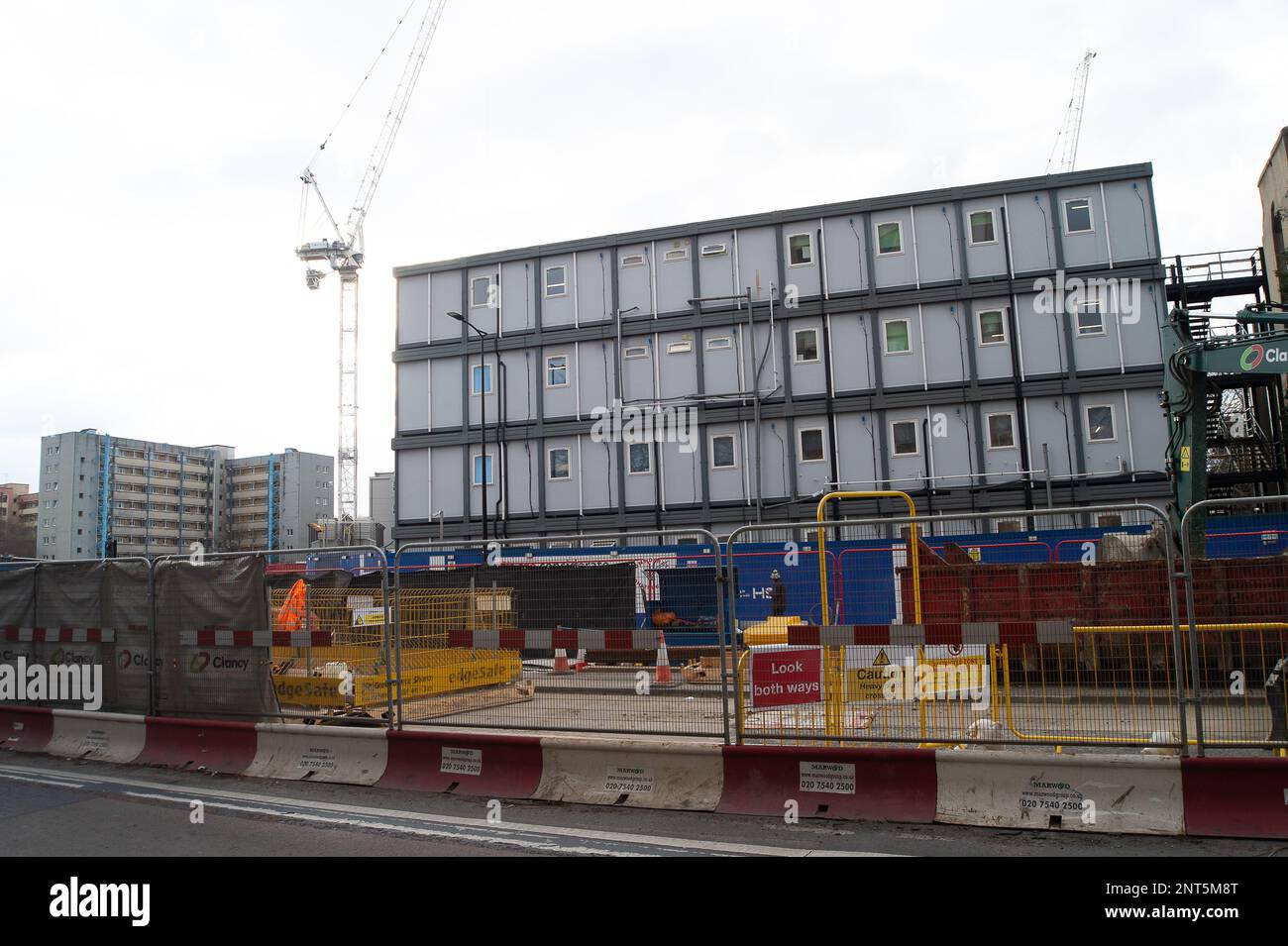 Euston, Londra, Regno Unito. 27th febbraio, 2023. HS2 Ltd stanno facendo grandi quantità di costruzione per il nuovo capolinea della stazione ferroviaria di Londra Euston 2 High Speed Rail e lo svincolo della metropolitana di Londra. La settimana scorsa HS2 ha avviato deviazioni di utility nella Euston Road, che sta rallentando il traffico. I residenti che vivono nella zona di Euston devono sopportare HS2 ore di rumore, polvere e disagi che un residente ha descritto oggi come 'inferno sulla terra senza fine in vista'. Credit: Maureen McLean/Alamy Live News Foto Stock