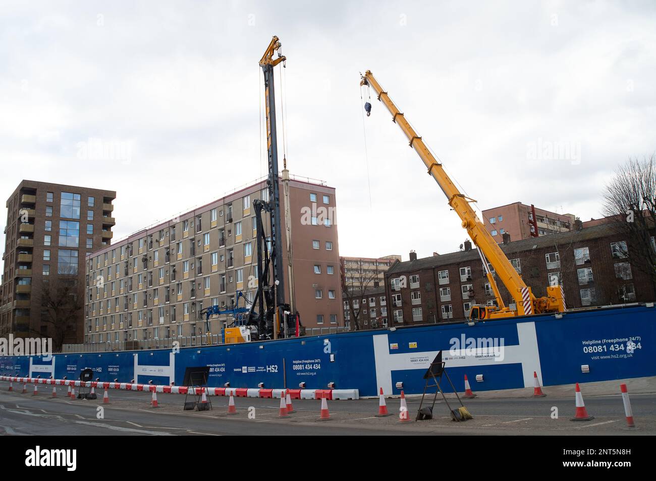 Euston, Londra, Regno Unito. 27th febbraio, 2023. HS2 Ltd stanno facendo grandi quantità di costruzione per il nuovo capolinea della stazione ferroviaria di Londra Euston 2 High Speed Rail e lo svincolo della metropolitana di Londra. La settimana scorsa HS2 ha avviato deviazioni di utility nella Euston Road, che sta rallentando il traffico. I residenti che vivono nella zona di Euston devono sopportare HS2 ore di rumore, polvere e disagi che un residente ha descritto oggi come 'inferno sulla terra senza fine in vista'. Credit: Maureen McLean/Alamy Live News Foto Stock