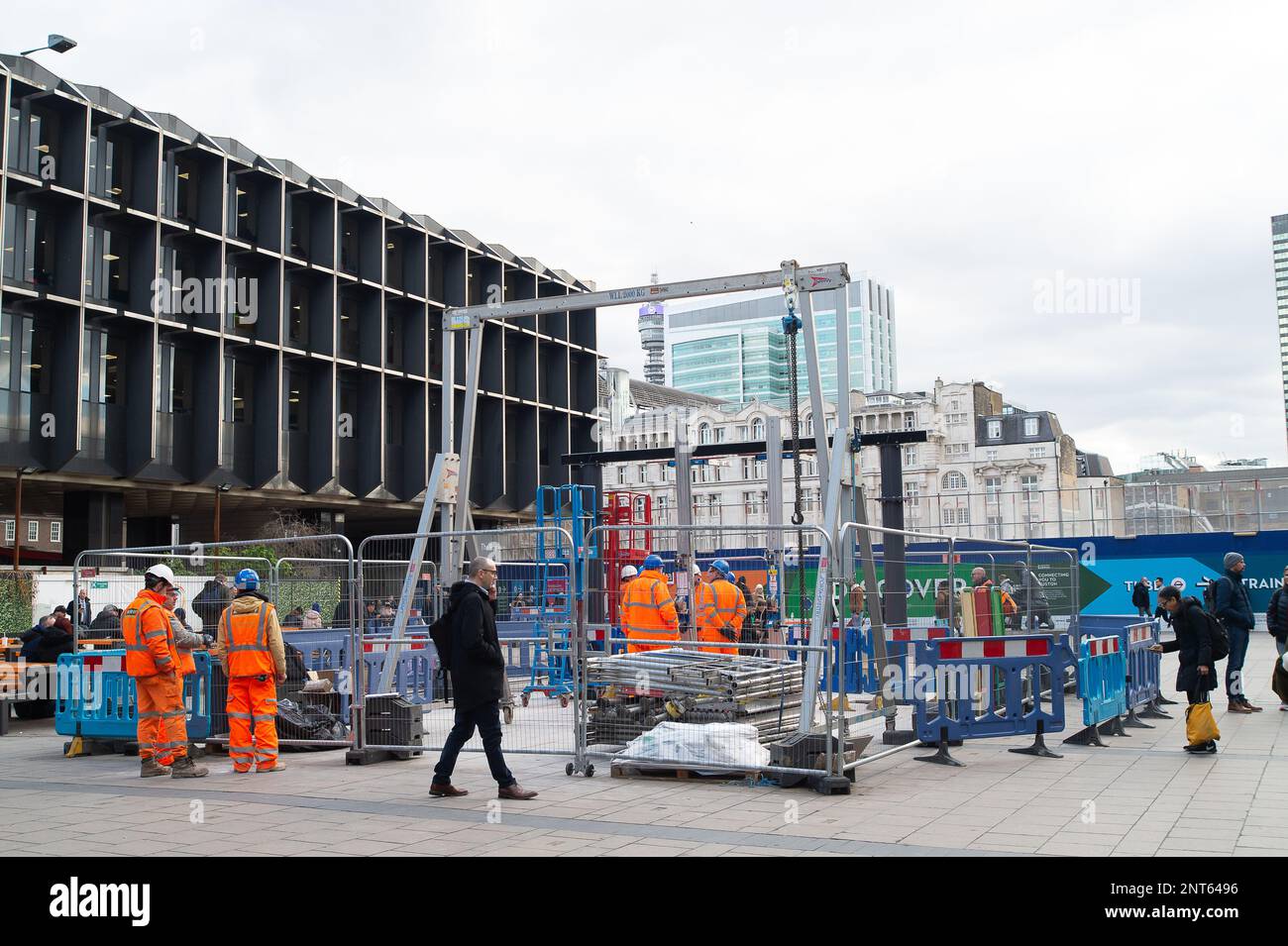 Euston, Londra, Regno Unito. 27th febbraio, 2023. HS2 Ltd stanno facendo grandi quantità di costruzione per il nuovo capolinea della stazione ferroviaria di Londra Euston 2 High Speed Rail e lo svincolo della metropolitana di Londra. La settimana scorsa HS2 ha avviato deviazioni di utility nella Euston Road, che sta rallentando il traffico. I residenti che vivono nella zona di Euston devono sopportare HS2 ore di rumore, polvere e disagi che un residente ha descritto oggi come 'inferno sulla terra senza fine in vista'. Credit: Maureen McLean/Alamy Live News Foto Stock