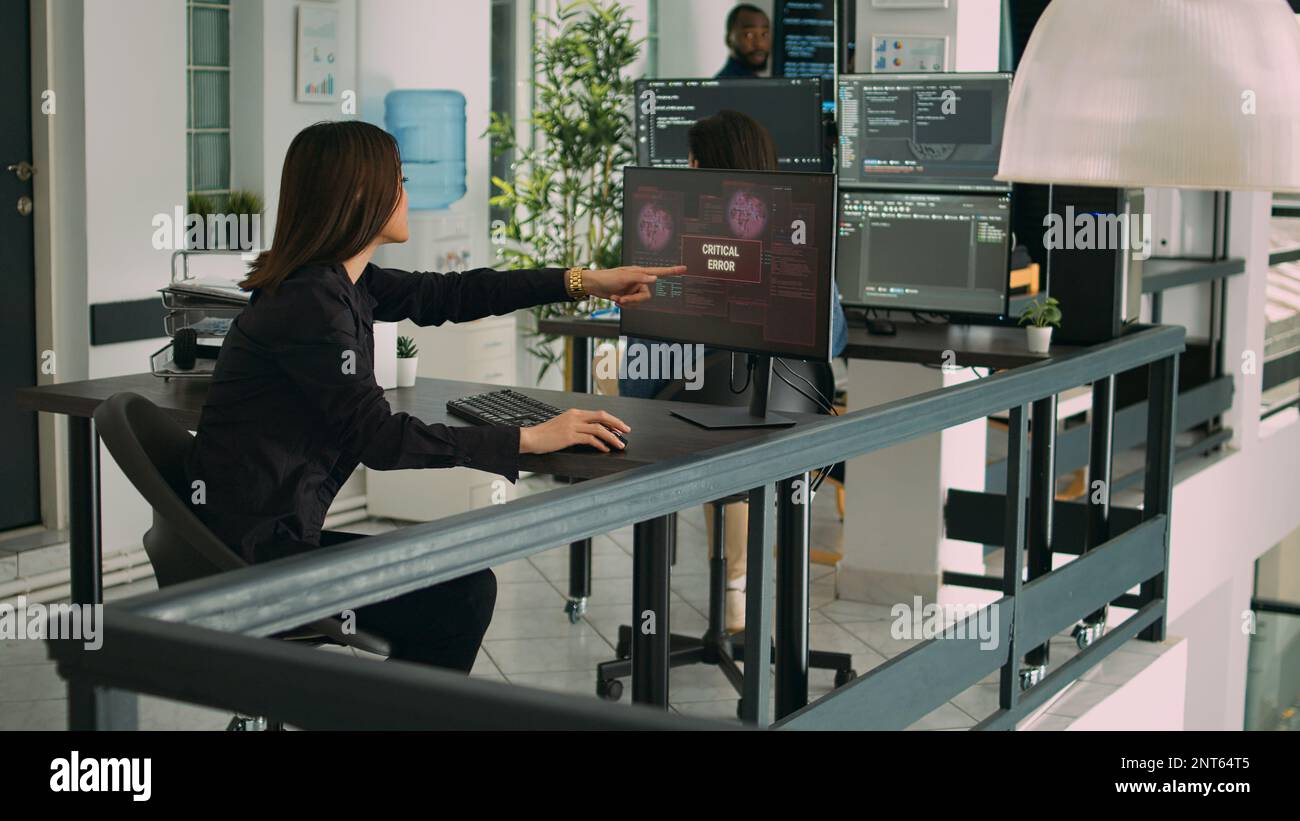 Gli sviluppatori di software che si occupano di sistemi online hacked, esaminando l'errore critico sul computer. I programmatori salvano le informazioni di database e programmazione sulla rete, l'agenzia di sviluppo IT. Foto Stock