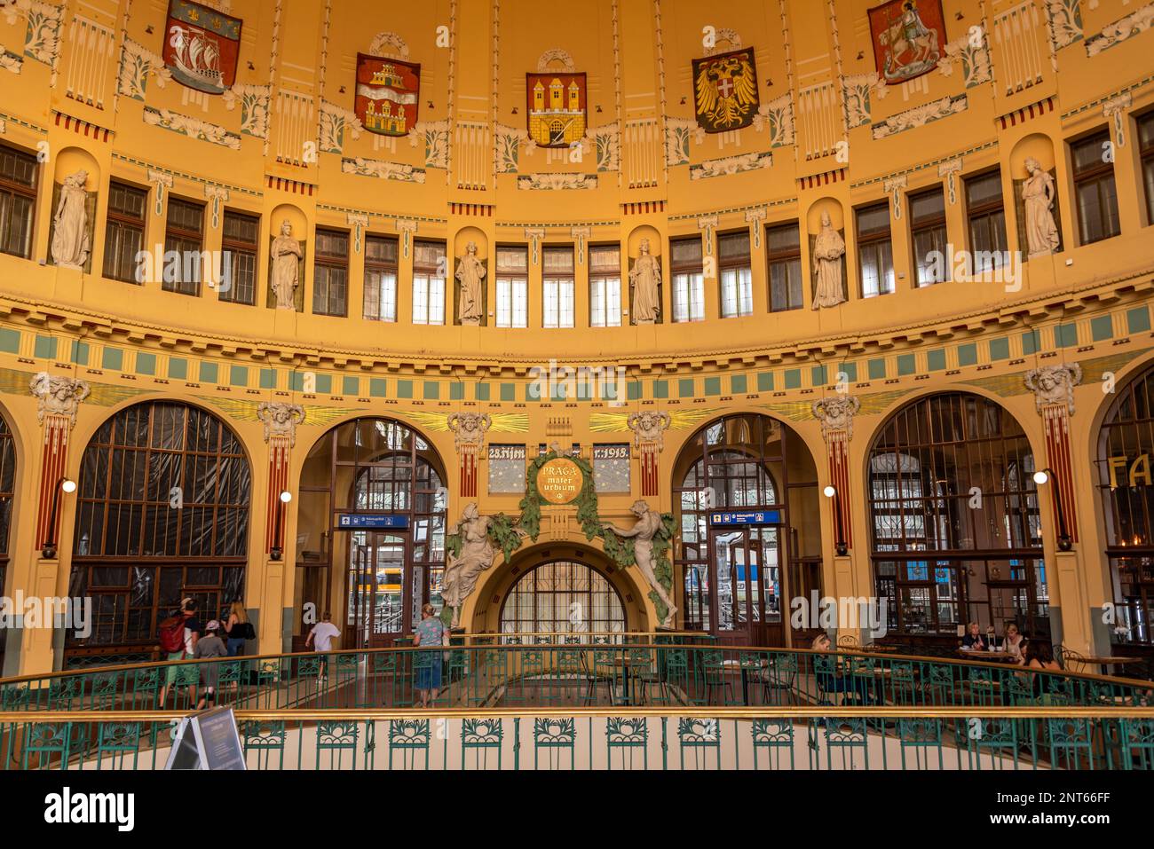 La vecchia biglietteria Art Nouveau della stazione centrale di Praga Foto Stock