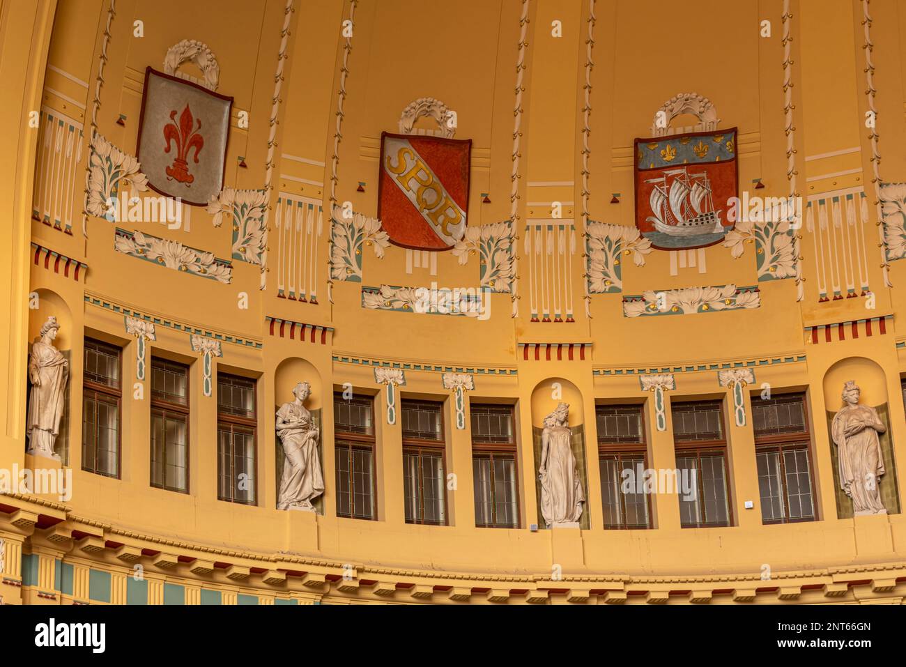 Stemmi di città italiane nella stazione centrale di Praga Foto Stock