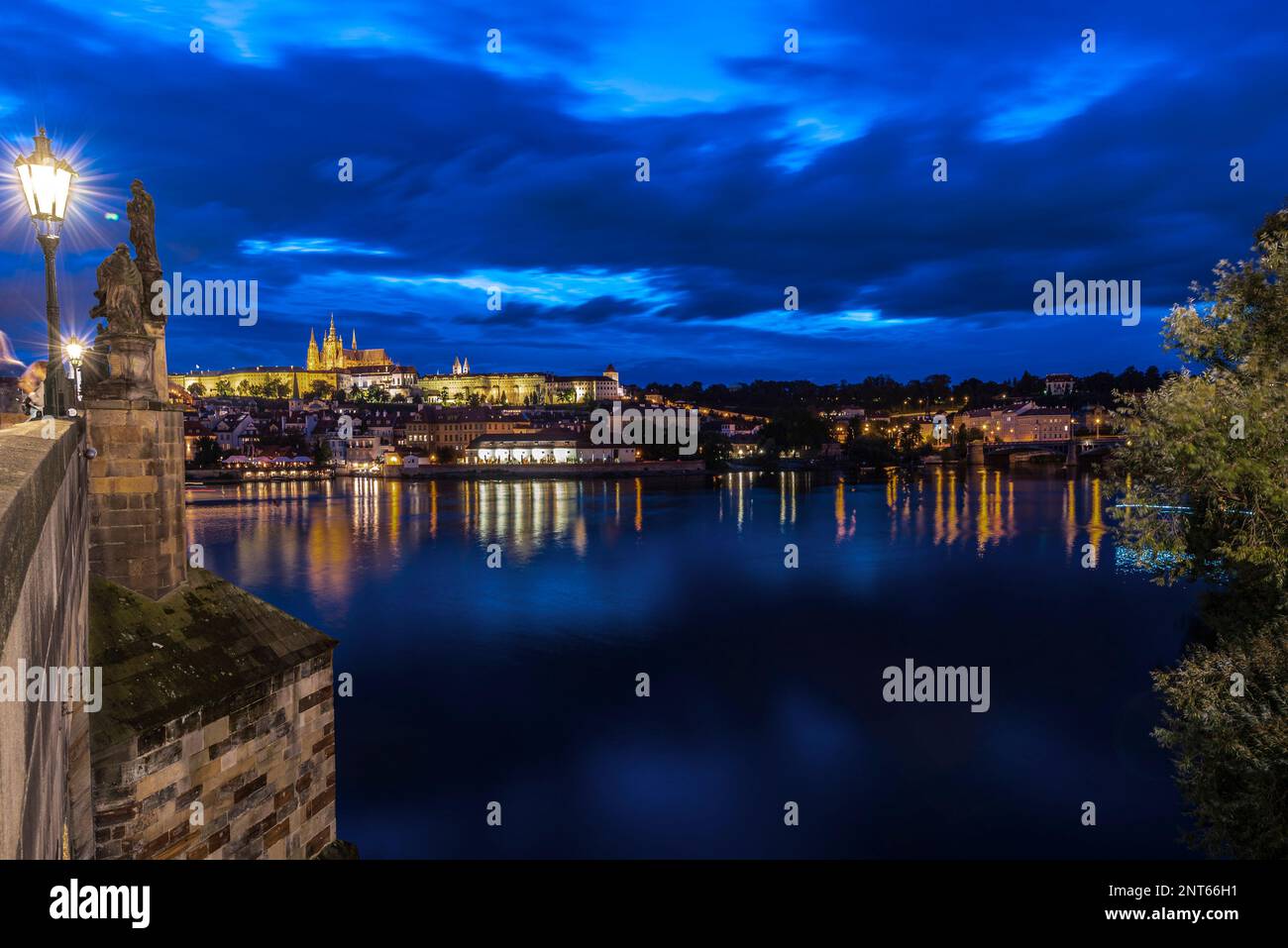 Vista del Castello di Praga dal Ponte Carlo di notte Foto Stock