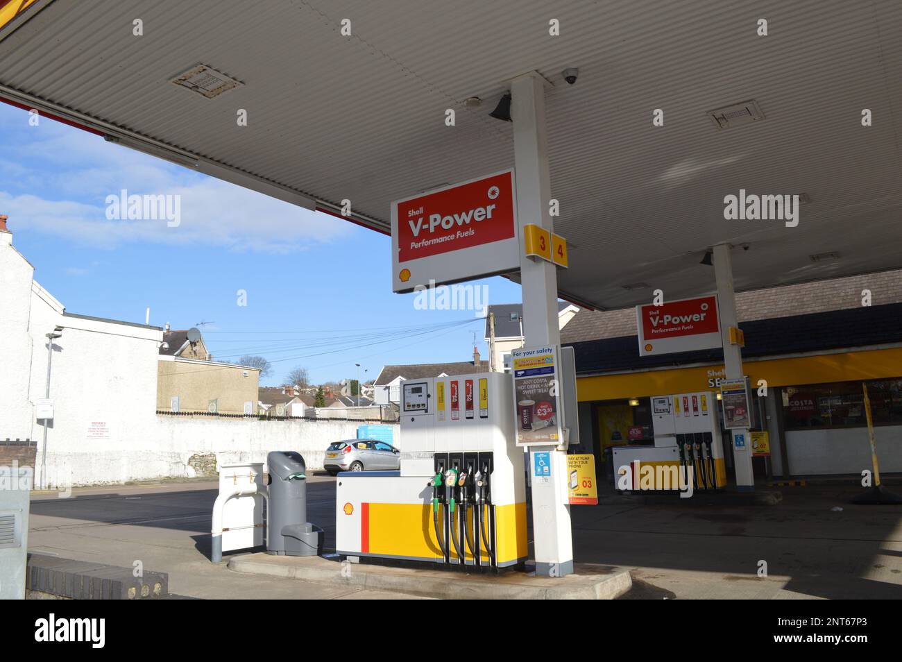 25th febbraio 2023, Swansea, Galles, Regno Unito. Distributore di benzina Shell su Gower Road a Sketty. Foto Stock