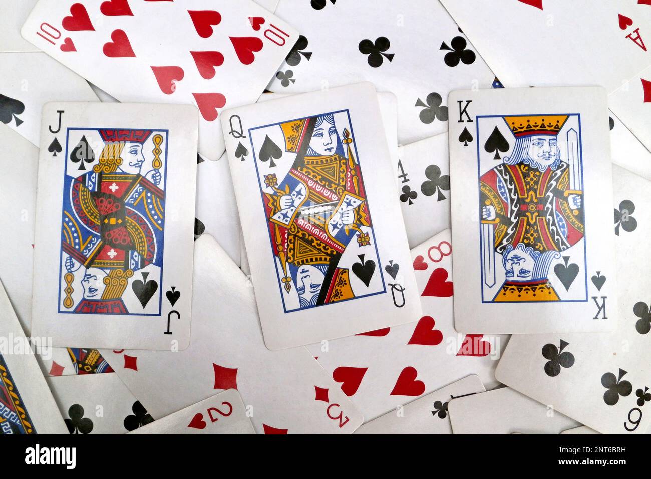 Pila di carte da gioco con in cima, il jack, la regina, e il re di spade Foto Stock