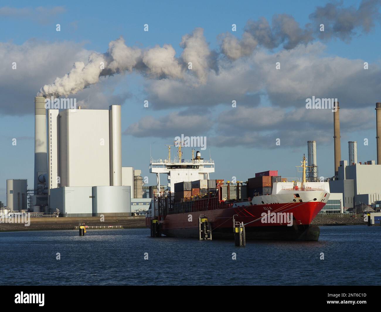 Impianto di idrogeno Uniper verde H2 ultramoderno sul Maasvlakte nel porto di Rotterdam. Utilizza l'elettricità proveniente dai parchi eolici in mare per produrre gas idrogeno. Foto Stock