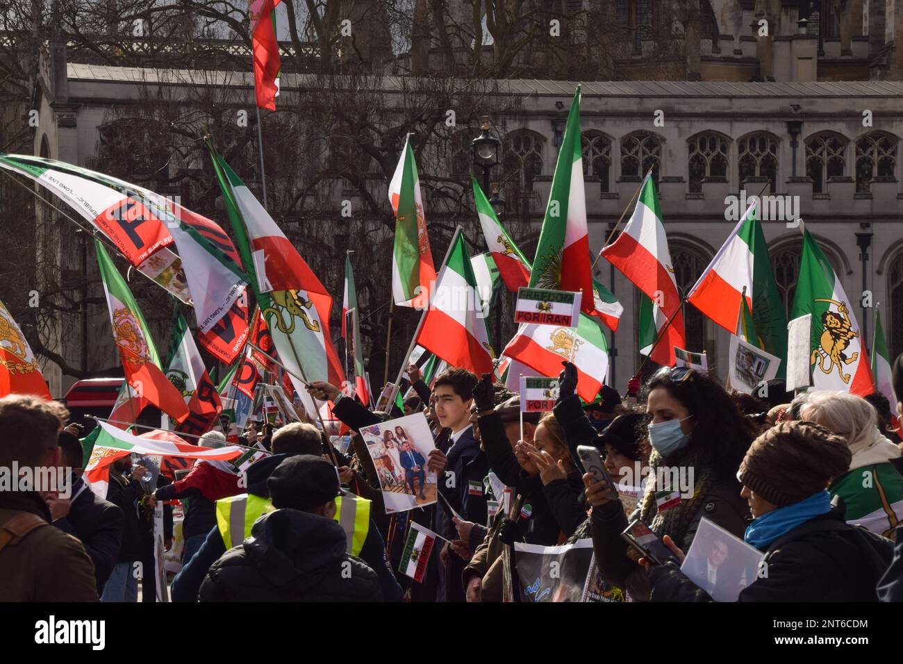 Londra, Regno Unito. 27th Feb, 2023. Durante la manifestazione i manifestanti detengono bandiere iraniane. I manifestanti hanno organizzato un raduno in Piazza del Parlamento contro l'attuale regime iraniano e a sostegno di Reza Pahlavi, il principe ereditario dell'Iran, mentre visitava la Camera dei Comuni per una discussione sul futuro dell'Iran. (Foto di Vuk Valcic/SOPA Images/Sipa USA) Credit: Sipa USA/Alamy Live News Foto Stock