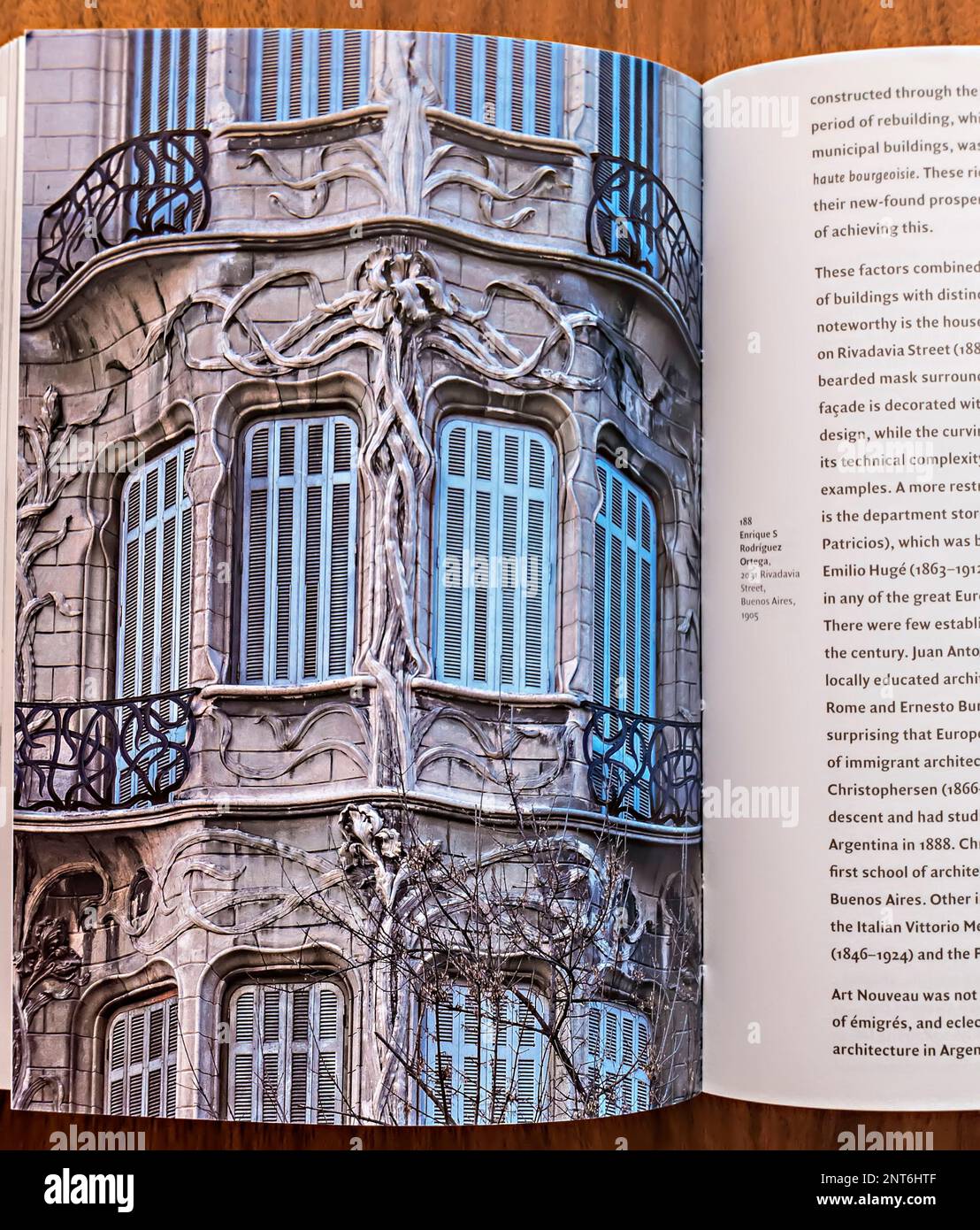 Pagina interna del libro in Art Nouveau di Stephen Escritt (editori di Phaidon) che mostra la facciata dell'edificio progettato da Enrique S Rodriguez Ortega su 2031 Foto Stock